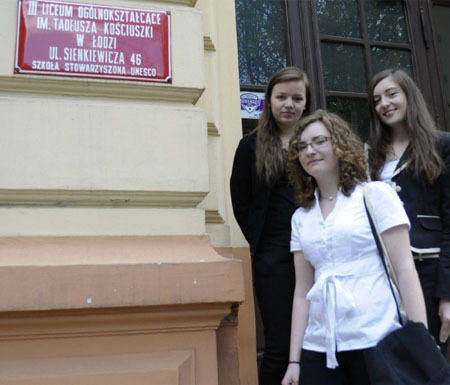 Zuza, Agnieszka i Natalia po części podstawowej  egzaminu z rosyjskiego były zadowolone.