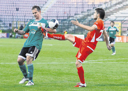 Łukasz Broź (z prawej) udowodnił, że potrafi świetnie dograć piłkę.