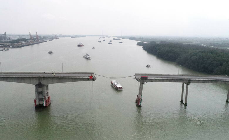 Tragedia w Chinach. Barka spowodowała zawalenie się mostu