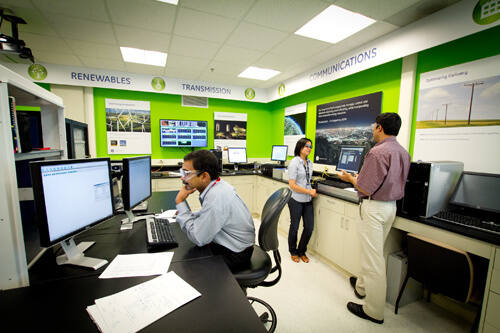 Laboratorium inteligentnych sieci w globalnym centrum badawczym GE w Niskayuna (stan Nowy Jork), gdzie prowadzone są badania nad samochodami elektry
