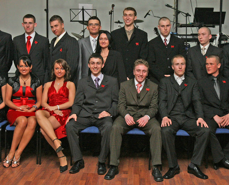 Adam (obok dziewczyn) i Sylwek (najwyższy w górnym rzędzie) są kolegami z klasy, z XLIII LO przy ul. Królewskiej w Łodzi. To zdjęcie zrobiono podczas ich studniówki 