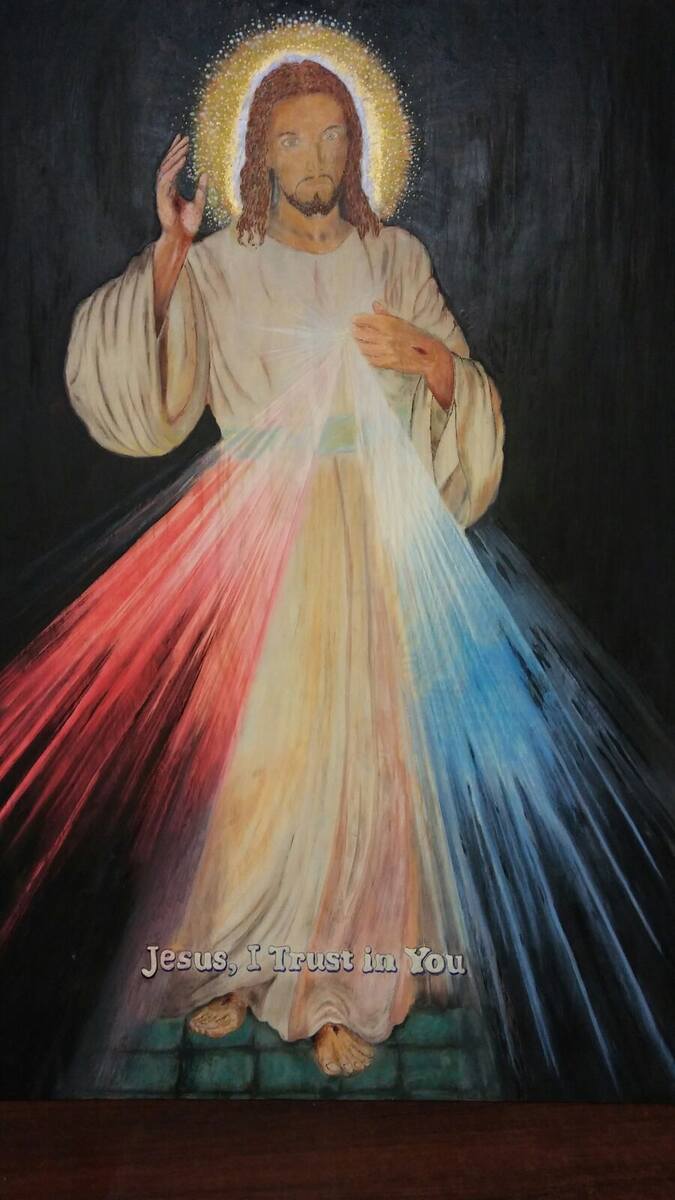 Jezus Miłosierny, obraz namalowany przez st. chor. szt. Waldemara Chmielewskiego (po prawej) w Afganistanie