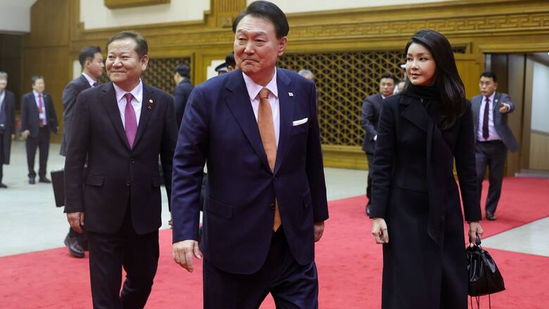 Prezydent Korei Południowej (w środku) Jun Suk Jeol ułaskawił w specjalnym trybie ponad 455 tysięcy osób