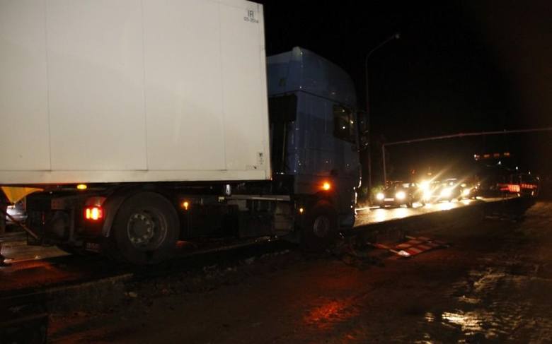 Ciężarówki wjeżdżają na kładkę na Niemodlińskiej.