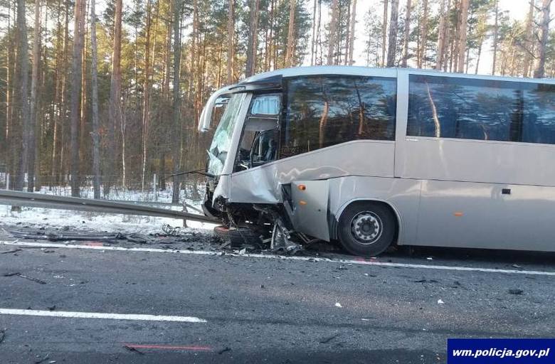 W środę 23.01.2019 r. na drodze krajowej nr 51 w miejscowości Kabikiejmy zderzyły się dwa samochody osobowe i autobus przewożący dzieci.