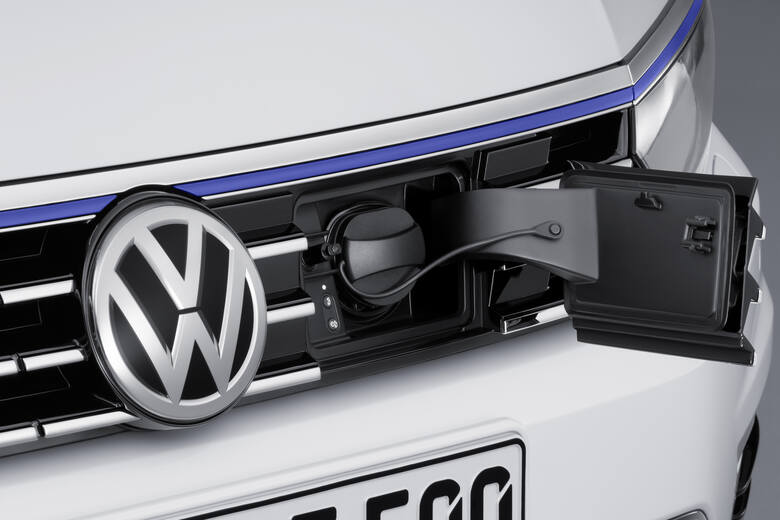 Volkswagen Passat GTE Passat GTE wyposażany jest w 1,4-litrowy silnik TSI o mocy 115 kW/156 KM oraz w silnik elektryczny osiągający moc 85 kW/115 KM.