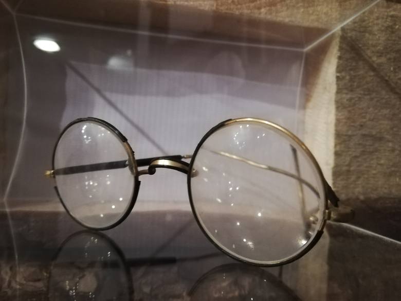 Okulary, które znaleziono w grobie obrońców Poczty Polskiej