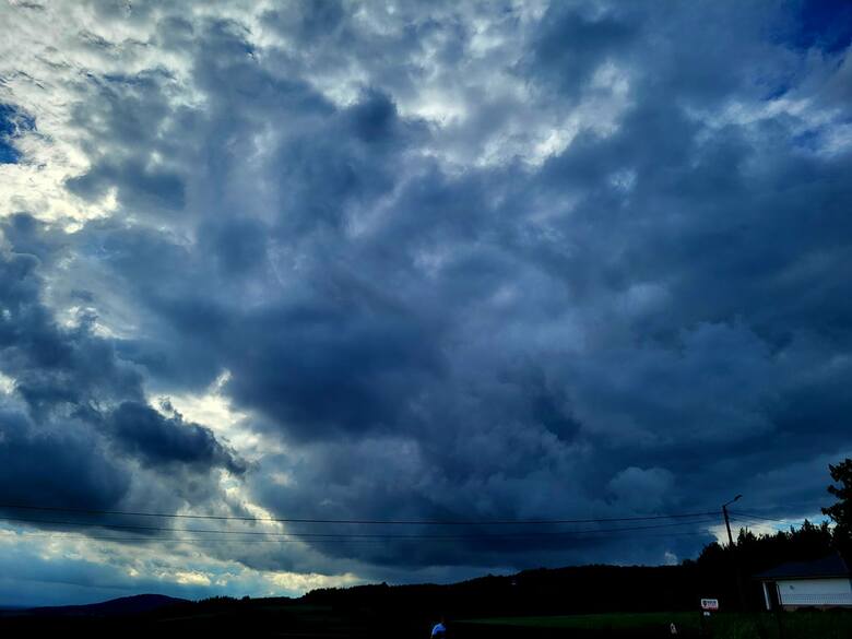 Chmury burzowe nad Strawczynem w niedzielę.
