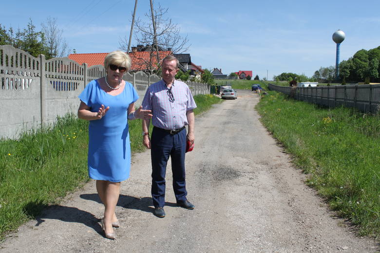 Latem władze gminy wizytowały te drogi w gminie, które wymagają remontu. Na zdjęciu wójt Irena Marcisz i wicewójt Wiesław Gałka.