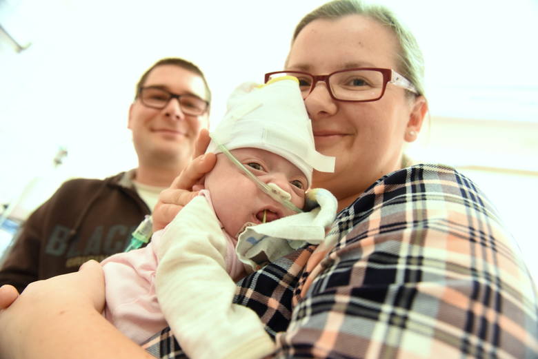 Mała Dominika przyszła na świat w 22. tygodniu ciąży. Ważyła zaledwie 490 gramów! Niebawem, po siedmiu miesiącach w szpitalu, dziewczynka wyjdzie do domu. Tutaj na zdjęciu z mamą i tatą: Marcinem i Anną Zabłockimi. 