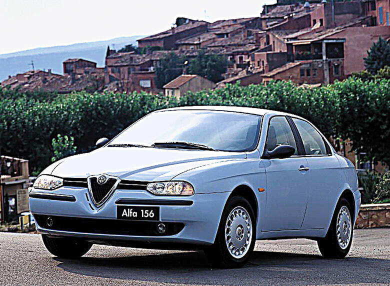 Alfa Romeo 156 (1997-2005). Najczęstsze problemy: Wariatory w systemie zmiennych faz rozrządu. Są bardzo nietrwałe; Nietrwałe elementy podwozia, szybko