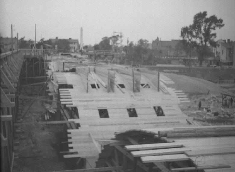 Widok Oświęcimia z ok. 1940 roku. Na pierwszym planie konstrukcja odbudowywanego przez Niemców mostu na rzece Sole, który w części został wysadzony 3