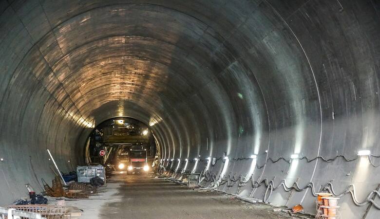 Nowa trasa prowadzić będzie przez dwa dwunawowe tunele o łącznej długości ok. 1,8 km, w tym przez masyw Białożyńkiego Gronia