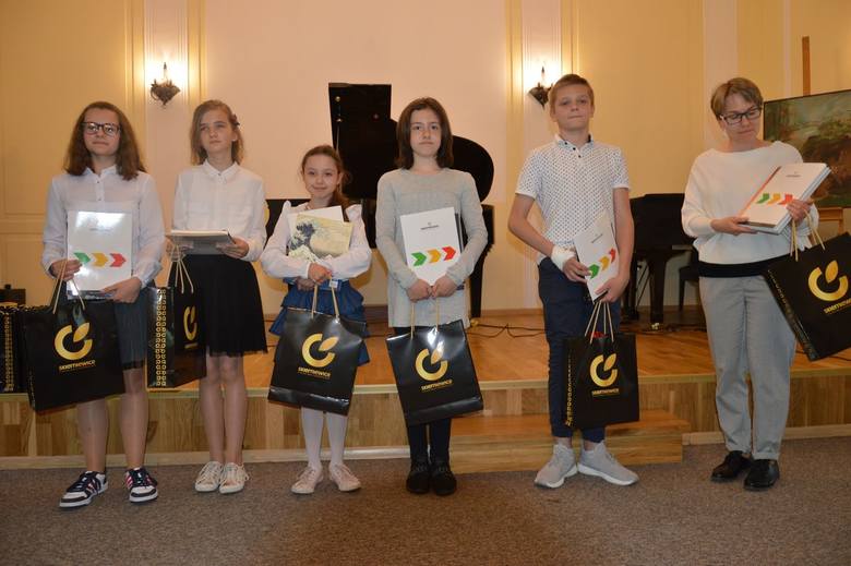 Młodzi skierniewiccy wolontariusze wyróżnieni w konkursie "Ośmiu Wspaniałych" [ZDJĘCIA]