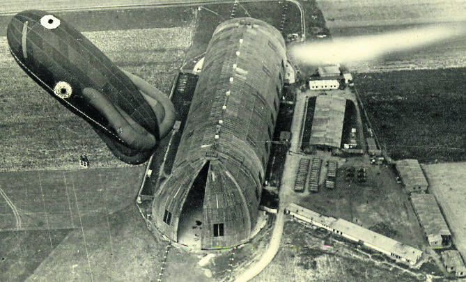  Hala Zeppelina na poznańskich Winogradach była miejscem największej zdobyczy z czasów Powstania Wielkopolskiego. Dzięki niej - przejęciu zmagazynowanych samolotów -  zaistniało polskie lotnictwo. Później planowano urządzić tu wytwórnię filmową, a teraz został kawałek murku i tabliczka. Amen<br /> 