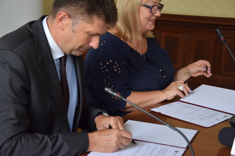 Podpisanie listu intencyjnego przez Bożenę Rojewską, prezes Funduszu Górnośląskiego i Bogumiła Sobulę, pierwszego wiceprezydenta Katowic