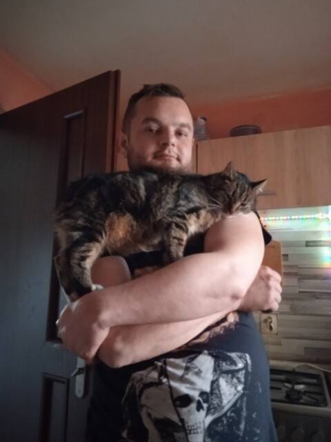 Na zdjęciu Jarek Czajka, który bardzo kocha zwierzęta.