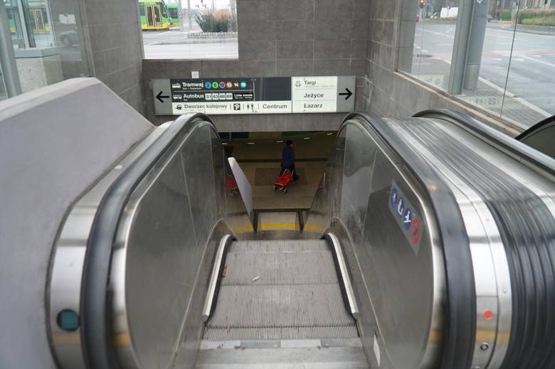 Za bieżące utrzymanie ruchomych schodów na Kaponierze odpowiedzialne jest MPK. Jednak za niektóre problemy odpowiada też ZTM i ZDM.