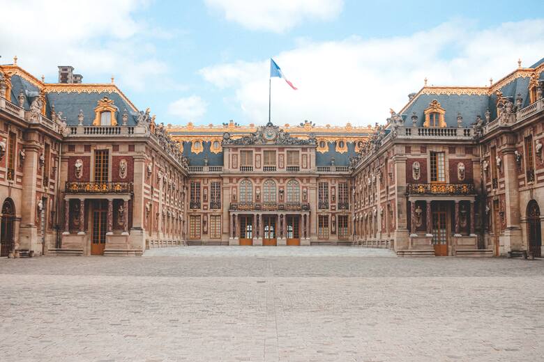 Pałac w Wersalu pod Paryżem, wzniesiony przez Króla-Słońce Ludwika XIV, to prawdopodobnie najwspanialsza królewska rezydencja w Europie, która długo