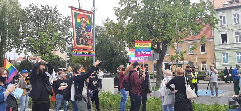 Polsko-niemiecki marsz równości idzie ulicami Słubic i Frankfurtu.