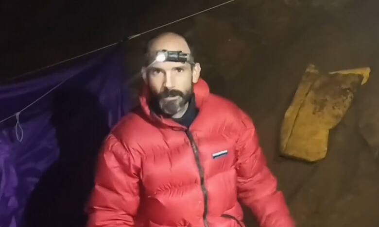 43-letni Mark Dickey jest uwięziony w jaskini Morca. Czy służby go uratują?