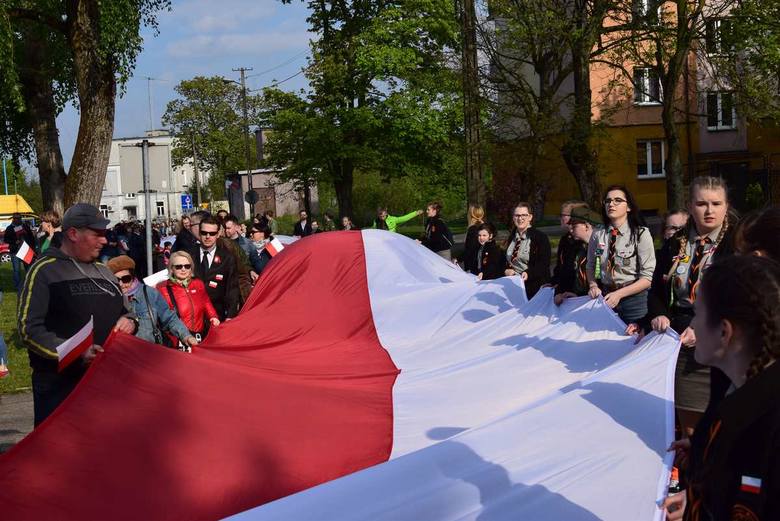 Ulicami Skierniewic przeszli harcerze, mieszkańcy oraz goście z 300-metrową flagą [ZDJĘCIA]