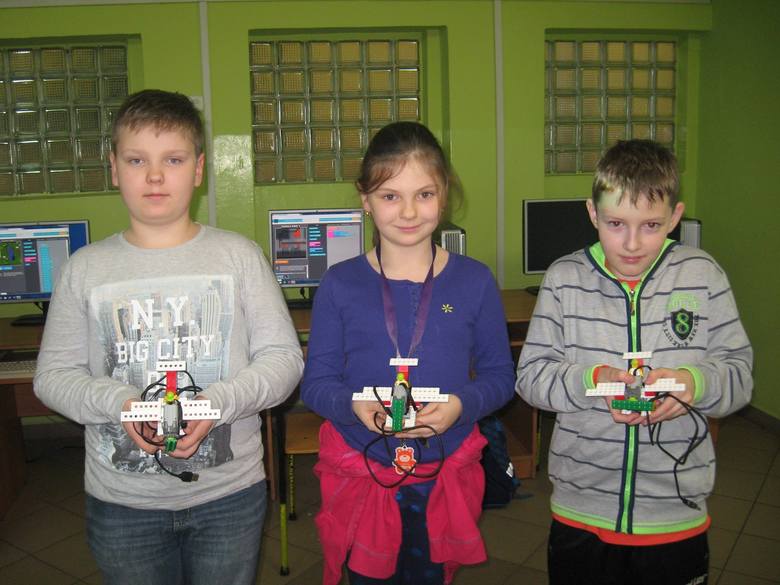 Julia, Bartosz i Olek prezentują samoloty Lego, które mogą sami uruchomić przy pomocy komputera.