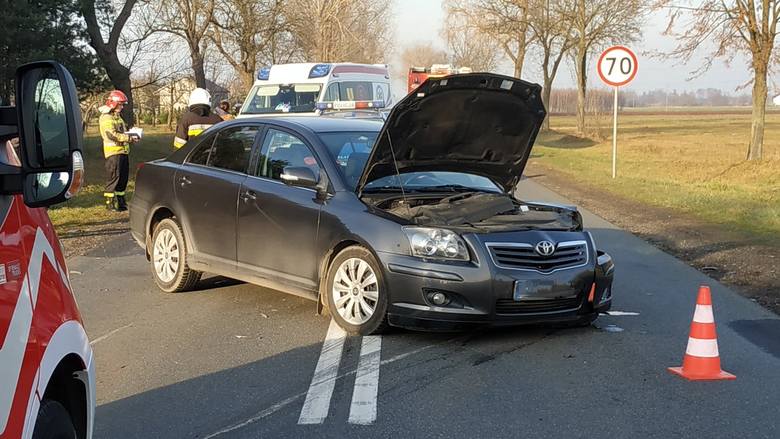W wyniku zderzenia pojazdów do szpitala w Łowiczu trafiła 16-letnia pasażerka saaba. Po przebadaniu okazało się, że mieszkanka powiatu łowickiego wymaga dalszej hospitalizacji.<br /> <br /> Kierowcy byli trzeźwi. Policja ustala przyczyny i okoliczności czwartkowego wypadku.