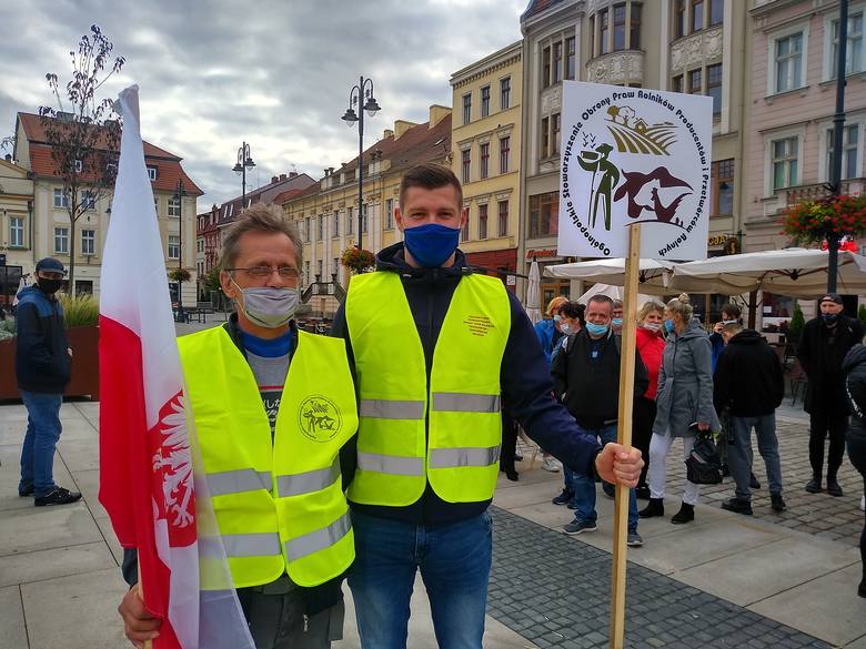 Duża manifestacja rolników odbywa się na Starym Rynku w Bydgoszczy.