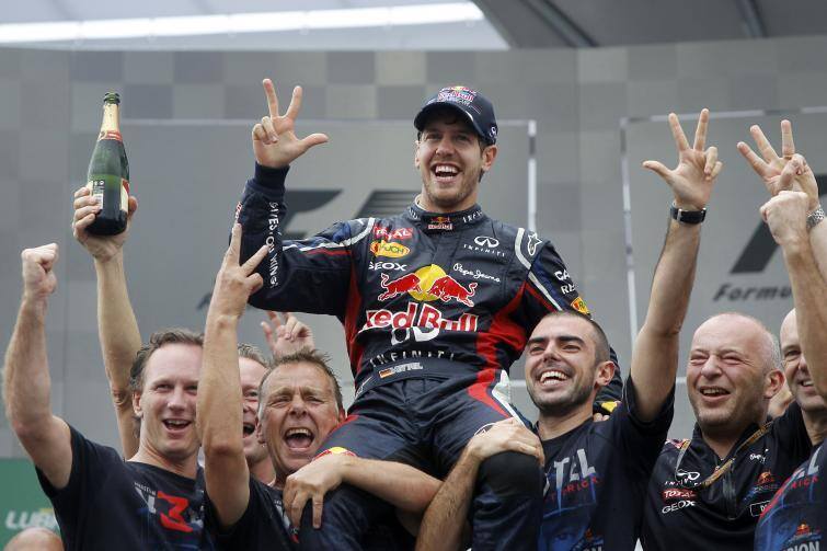 Sebastian Vettel świętuje razem ze swoimi kolegami z zespołu Red Bull