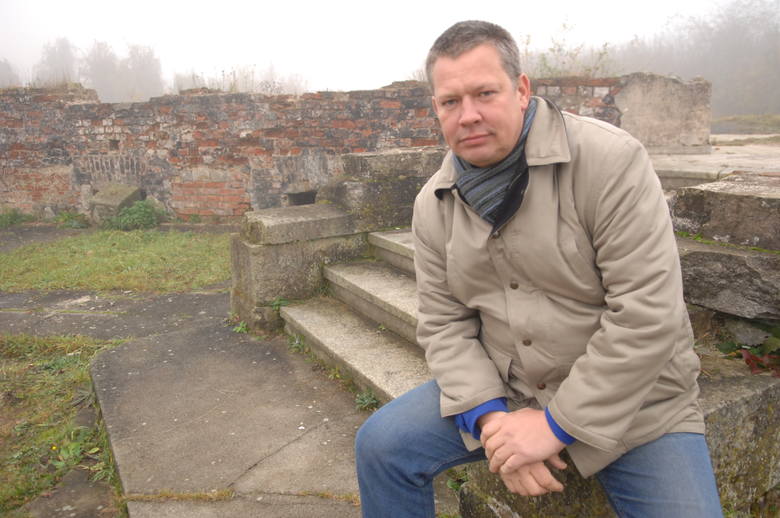 Klaus Ahrendt na terenie Starego Miasta w Kostrzynie nad Odrą.