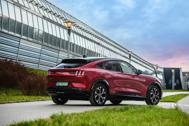 Ford Mustang Mach-EJeszcze przed rozpoczęciem oficjalnej sprzedaży Mustanga Mach-E zebrano już 60% zamówień z puli aut dostępnych dla polskiego rynku