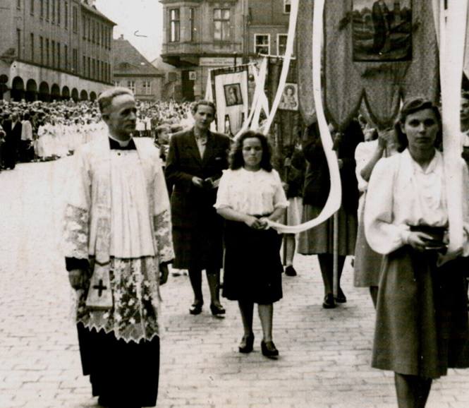 Ksiądz Kazimierz Michalski podczas procesji.