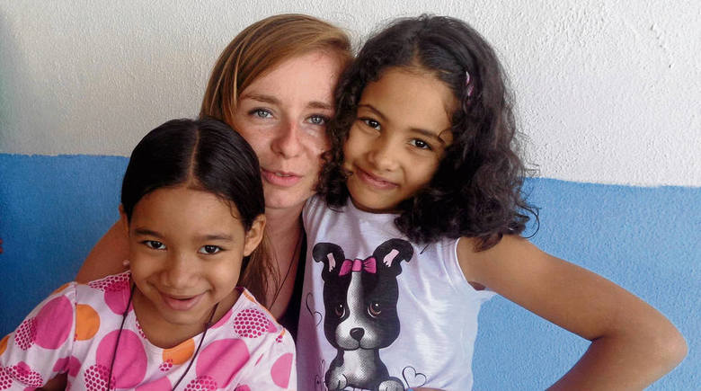 Małgosia Krupnik z działu rejestracji ŚDM z dziećmi rodziny,  u której mieszkała w Rio de Janeiro <br /> 