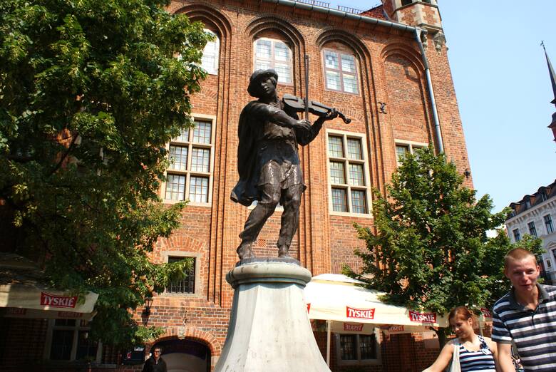 Pomnik Flisaka grającego na skrzypcach w zachodniej pierzei Rynku w Toruniu.