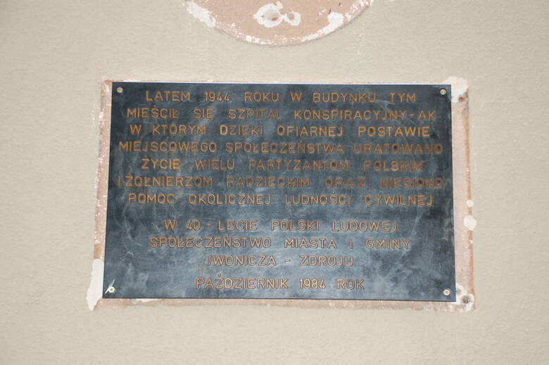 Tablica z 1984 roku na frontowej ścianie Sanato w miejscu tablicy poświęconej kapitanowi "Pikowi"