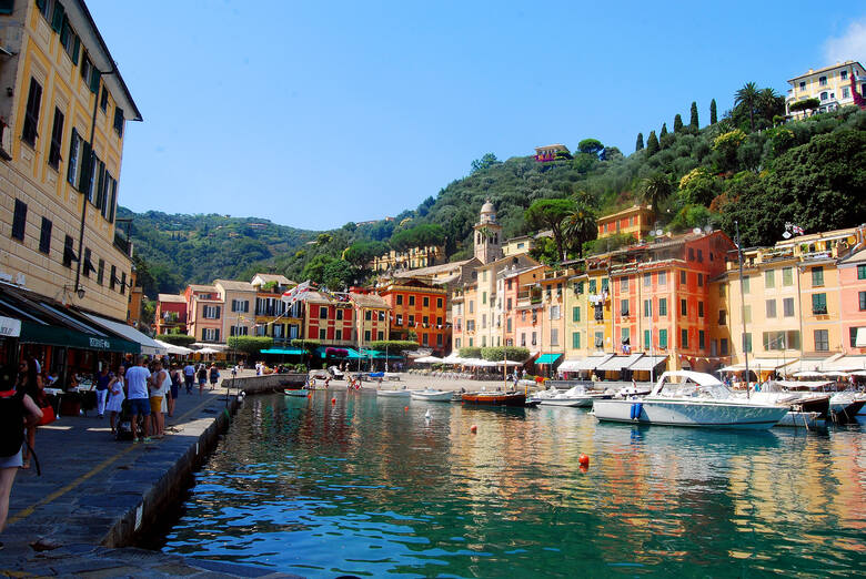 Portofino to jeden z najbardziej malowniczych włoskich kurortów. Wypoczywają tu zwykli turyści i celebryci. Zdjęcie na licencji CC BY-SA 2.0.