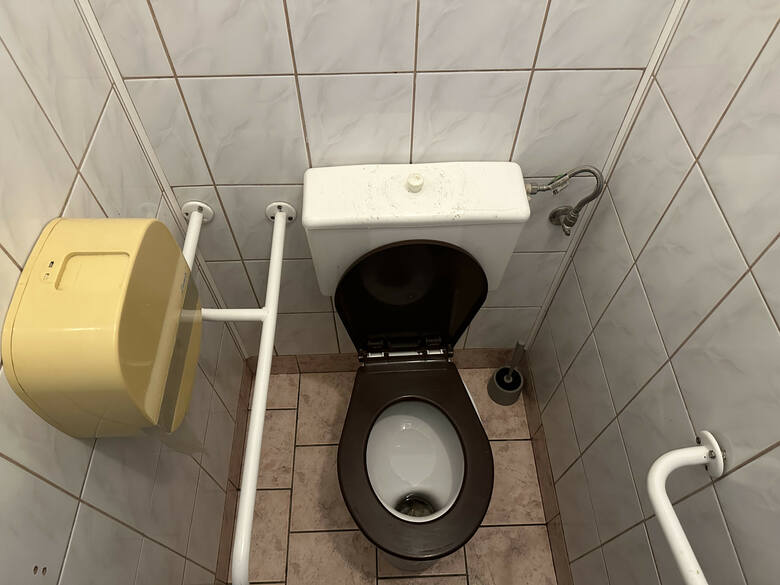 Tak wygląda toaleta w kostrzyńskim szpitalu. Pacjenci skarżą się, że w toalecie w kostrzyńskim szpitalu często jest brudno, brakuje ręczników papierowych