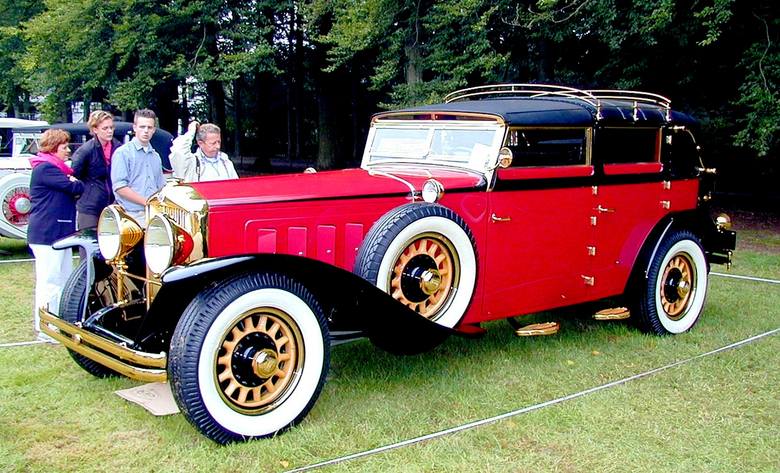 1. Minerva 40 CV, egzemplarz wyprodukowany w roku 1932 z nadwoziem belgijskiej firmy Van den Plas. Polerowany mosiądz lśni jak złoto. Rozstaw osi – prawie