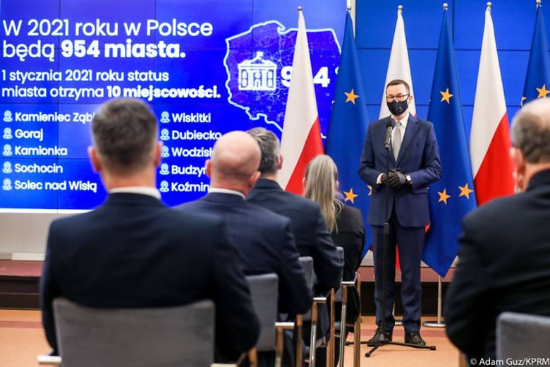 Premier Mateusz Morawiecki wręczył wójtowi Jackowi Grzegorzakowi akt nadania Dubiecku praw miejskich.
