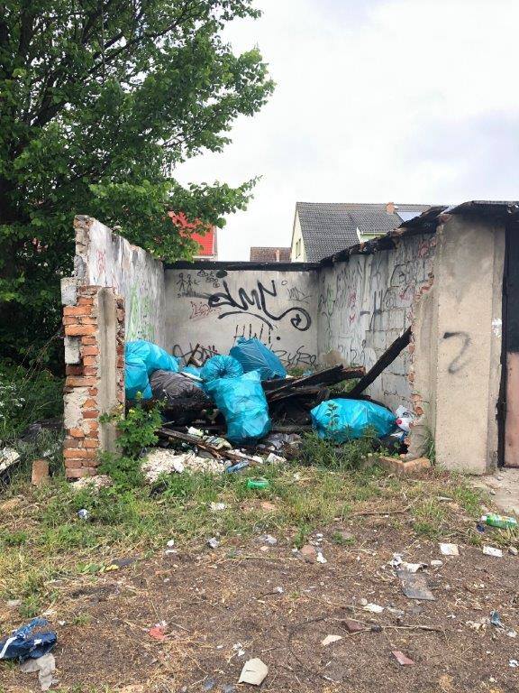 Z okolic garaży przy ul. Rysiej w Słubicach wywieziono 18 ton śmieci 
