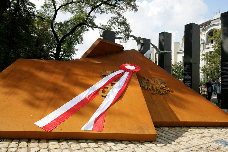 Pomnik Polskiego Państwa Podziemnego i Armii Krajowej - widoczne nad nim sylwetki wzbijających się w niebo orłów