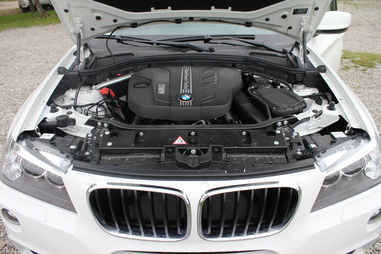 Rynkowy debiut BMW X3 miał miejsce podczas targów motoryzacyjnych we Frankfurcie w 2003 roku. Rok później do sprzedaży trafiła jego pierwsza generacja