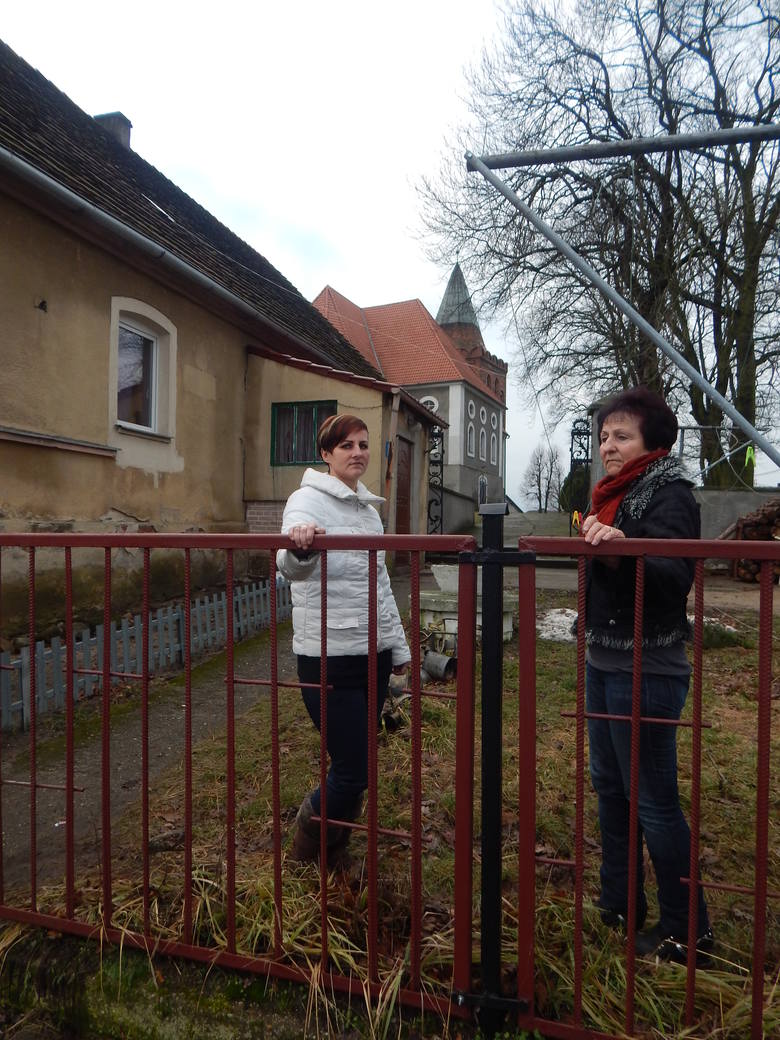 Pani Małgorzata Mazur wraz z matką, Grażyną Czok nie chcą, aby podwórko przed domem było otwarte dla wszystkich mieszkańców.