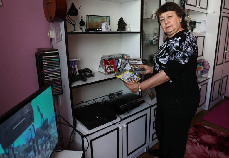 Bogumila Bartnik. 66 letnia blogerka, malarka, hafciarka i fanka gier na konsoli playstation