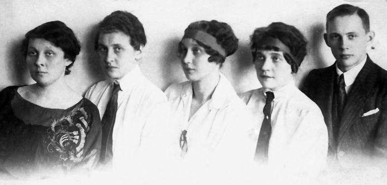 Władysław Pobóg-Malinowski z siostrami (od lewej): Heleną, Marią, Genowefą i Bronisławą, Złoczów 1923.  Ze zb. dr. Andrzeja Ruszczaka z Gdańska
