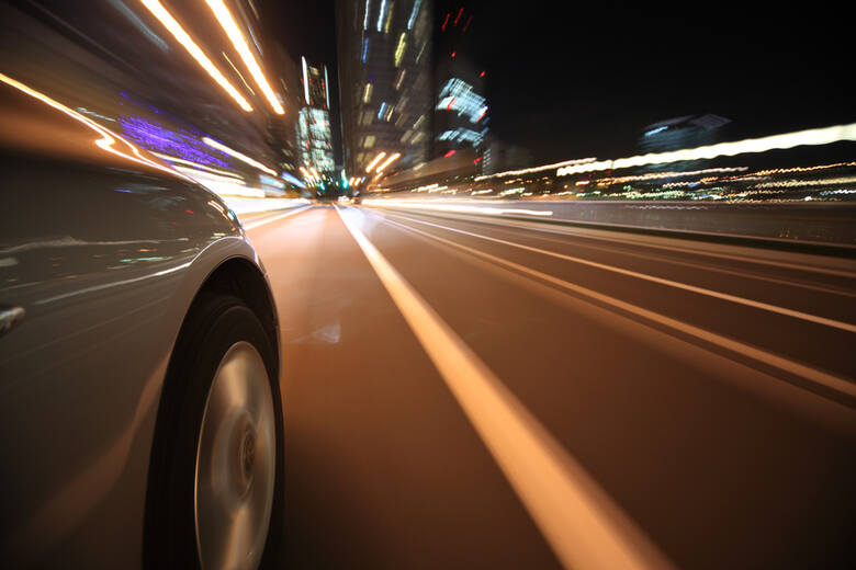 Bezpieczna jazda nocąJazda samochodem w nocy jest wyzwaniem nawet dla doświadczonych kierowców. Oprócz ograniczonego pola widzenia, kierowca musi poradzić