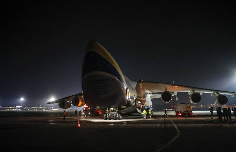 Kolos Antonow An-225 "Mrija" przyleciał na podrzeszowskie lotnisko w Jasionce po godz. 23 w sobotę. Było to historyczne, pierwsze lądowanie największego transportowego samolotu świata w naszym porcie. Ale nie ostatnie. Będzie jeszcze kilka takich lotów. "Marzenie" przyleciało do nas z odlewami...