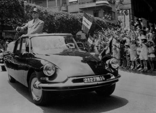 Fot. Citroen: DS był również służbowym autem prezydenta Francji. Generał Charles de Gaulle opancerzoną „deesą” umknął przed zamachowcami w miasteczku