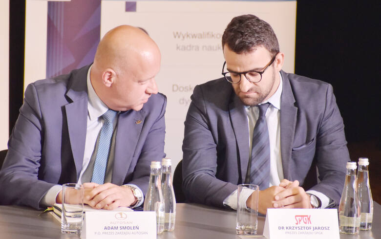Krzysztof Jarosz (po prawej) podczas debaty w Sanoku